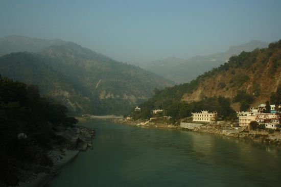 hier in Rishikesh kommt er aus den Höhen des Himalaya, der Ganges...