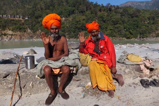 80% der Inder sind hinduistisch, und manche von ihnen pilgern (oft ein Leben lang) von Pilgerstätte zu Pilgerstätte...
Namaste !