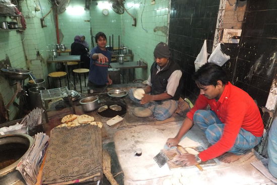 typisches indisches Restaurant: zugegeben, von Gemütlichkeit verstehen sie nicht viel, vom Geschmack dafür um so mehr!