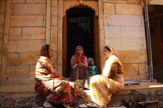 Alltagsbild innerhalb der Festungsmauern, es wird mit Nachbarn gequatscht, gelacht...