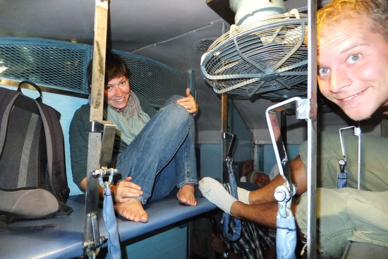 auch eine unserer Lieblingsbeschäftigungen hier in Indien - Zug fahren, weil es aufregend und spannend zugleich ist.
Hier auf dem Weg zum Indiens Wahrzeichen und einem der neuen 7 Weltwunder zugleich...