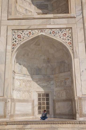 ... es ist ein atemberaubendes Kunstwerk und ein Grabmal zugleich, errichtet 1631 von Shah Jahan zu Ehren seiner Frau, die kurz nach der Geburt ihres 14. Kindes verstarb...