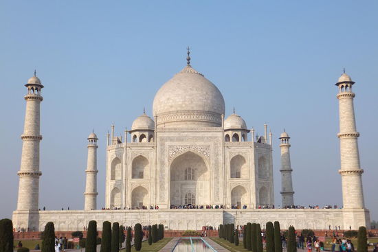 ...er war so bestürzt über ihren Tod, dass er ihr ein Denkmal bauen lies,  wie es die Welt noch nie gesehen hatte!