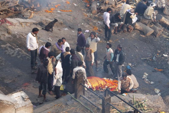 von überall aus den Gassen Varanasi`s werden Leichen zum Gangesufer getragen...