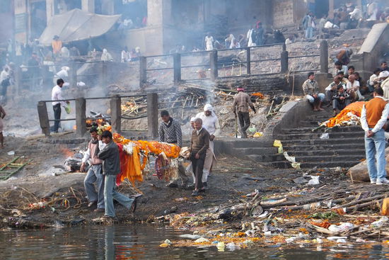 ...um dort zuerst ihr letztes Bad (mit dem heiligen Wasser) zu erhalten...