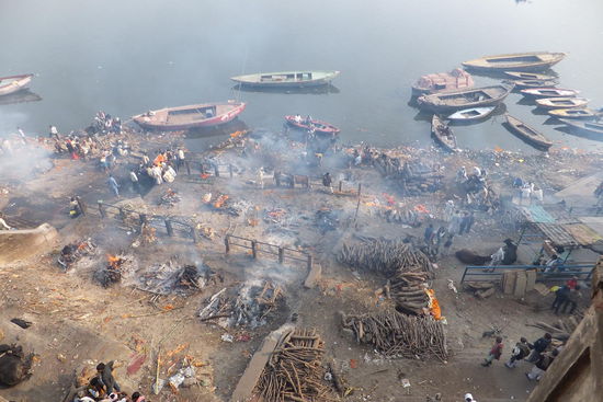 ...und danach werden sie hier am Gangesufer im offenen Feuer verbrannt! 
Dies das erste Mal so zu sehen war für uns sicherlich eine Grenzerfahrung, und den Geruch von verbranntem Fleisch und Haar werden wir wohl nie mehr vergessen können!