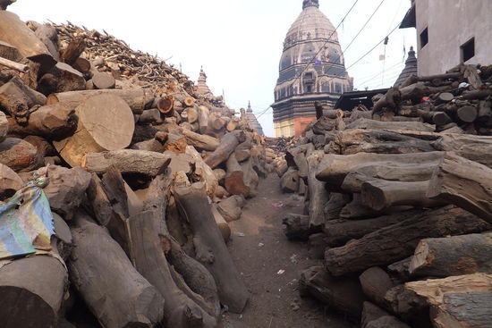 überall wird Brennholz gelagert, gehackt und abgewogen, und die Priester sind rund um die Uhr nur damit beschäftigt die Toten zu weihen..