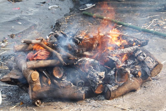 3 Stunden verbrennt der Körper und wird zu Asche, während die Angehörigen trauern. Es ist für Hindus eine Ehre...