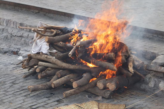 ...im heiligen Varanasi verbrannt zu werden und hier sofort moksha, Erlösung zu erreichen, und für viele ist dies der letzte Wunsch des (irdenen) Lebens!