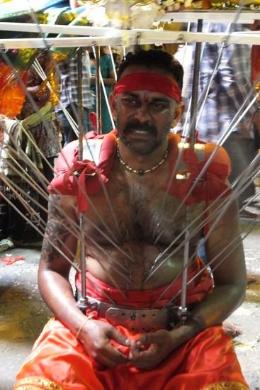 und wo die Leute unter trance sich piercen, und damit tanzen und beten..