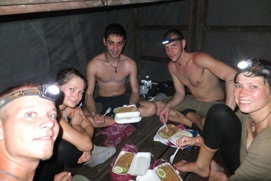 wir erreichten den Hochstand, unser Nachtlager gerade noch mit der einfallenden Nacht! Leider haben wir den Tapir wieder nicht gesehen 