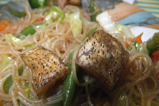 ... und wer das probiert kriegt nen Orden!  so sah unser Schweinefleisch aus - mit Haut und Haar!  Die Filipinos sind solche Fleischfresser...!
@ Marco: wie wärs?!?