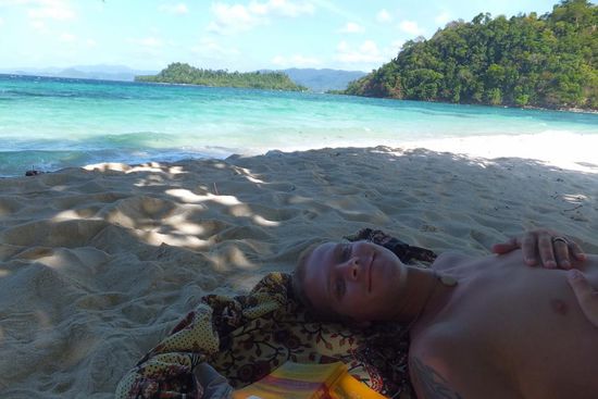 "der harte Schnorcheltag kann einen echt fertig machen.." Timo am chillen