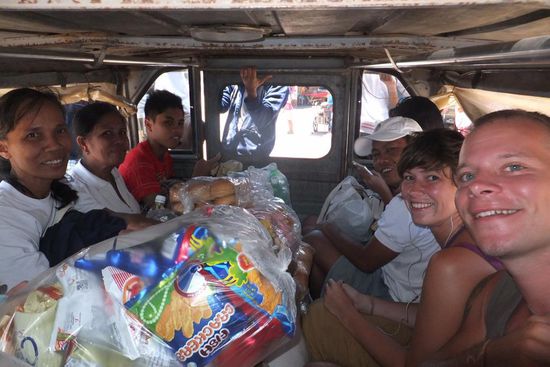 hier lachten wir noch auf dem Hinweg: überladen bis fast unters Dach wussten wir hier noch nicht dass der Jeep 2 km weiter mit Motorschaden stehenblieb...
