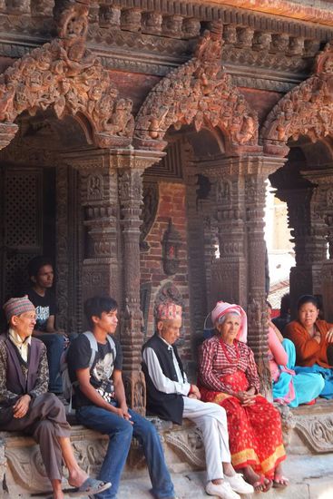 viele Menschen sind traditionell gekleidet