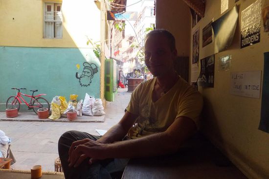 in einem der vielen stylischen Cafes in Kathmandu