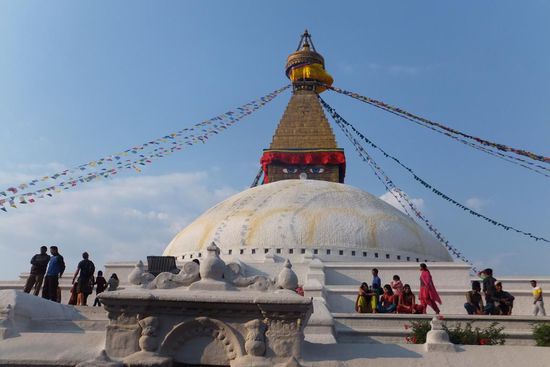 in einem Dorf in der Nähe haben sich viele Exil-Tibeter und Mönche niedergelassen.
Hier erlebten wir zum ersten Mal den tibetisch kulturellen Einfluss!