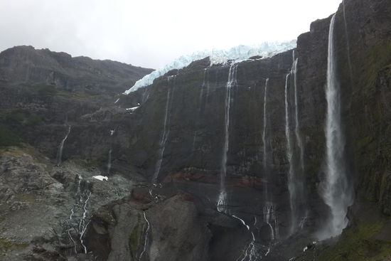 auf dem Weg konnten wir schon einen der Gletscher sehen, dessen Schmelzwasser als Wasserfälle geschätzte 300m in die Tiefe stürzt! 