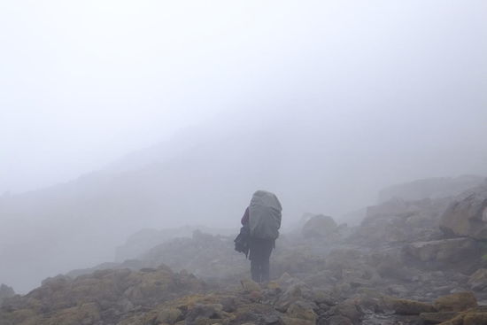 beim Aufstieg wechselte das Wetter jede Minute: kurz Regen, dann Sonne, und gleich wieder Wind! Und wir wurden mehrmals von Nebelfronten überrascht...