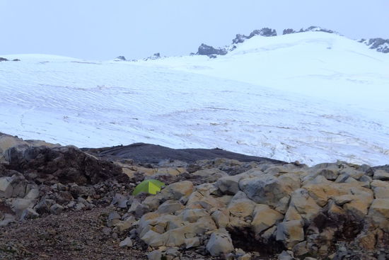 Da steht es!! So ganz einsam... 
Nachts hat der 'Tronador' seinem Namen alle Ehre gemacht - und er wurde für uns zum 'Donnerer', denn unter lautem Donnern sind mehrmals Eisbrocken abgebrochen