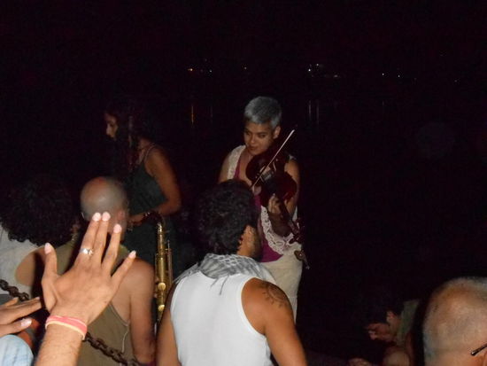 für gute Musik ist abends vor dem Ashram gesorgt (wenn man fit ist!) 