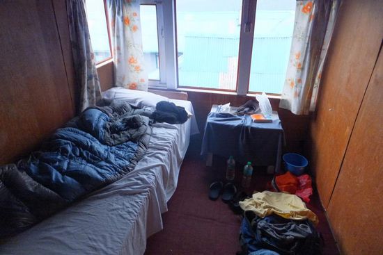 weil ich mich auf der klassischen Route bewege brauche ich zum trekken kein Zelt und kein Essen mitnehmen: im Gegenteil, ich hatte bis jetzt sogar jede Nacht ein schickes Einzelzimmer, und das Essen in den Lodges ist echt gut!