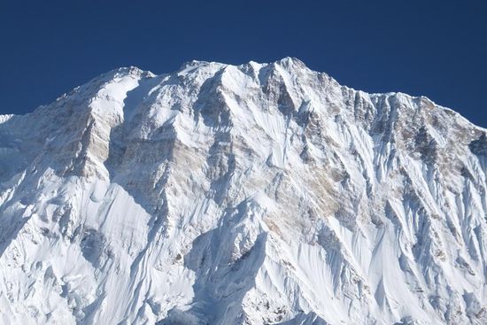 .. und strahlt die Berge im Westen an.
Hier die Südwestwand des Annapurna 1: 
8.091 m, und 3 Nebengipfel über 8.000 m!
