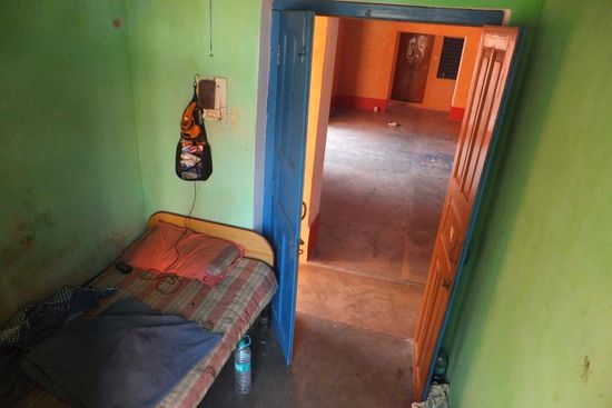 ... klein, spartanisch, aber er fand die Erfahrung dort zu wohnen wirklich schön.
Man wird von Gebetsgesängen und Glockenläuten frühst geweckt und in den Tag begleitet und es herscht eine spirituelle und ruhige Stimmung.