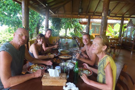 kleine Panorama 2 Gruppe: 
vorne Lucas und Iris
und hinten Sven, der Tauchlehrer