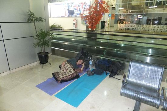 keine Mühen haben wir gescheut um nach Japan zu kommen 
eine Nacht am Flughafen und eine Nacht im Flugzeug!