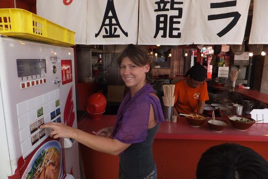 Japaner sind Automatenliebhaber: hier bestellen wir eine Suppe...
und ein ganz typisches Bild...