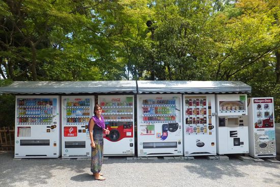 ... sind die Getränke- und Eisautomaten die wirklich alle 5 Meter irgendwo stehen. 
Es ist für sie wohl undenkbar nicht die Möglichkeit zu haben schnell an ein kühles Getränk zu kommen.