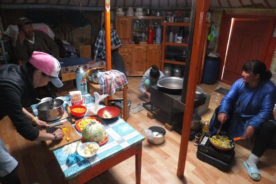 durch den Ofen in der Mitte gibt es eine freundliche und warme Athmoshäre