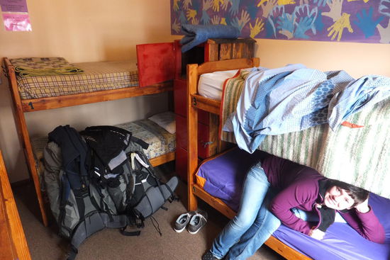 wenn wir ein Dach überm Kopf haben schlafen wir meist im 'dorm' - manchmal kann das sehr lustig werden, aber schnarchen und nächtliches Tütenrascheln können einem den Schlaf rauben...