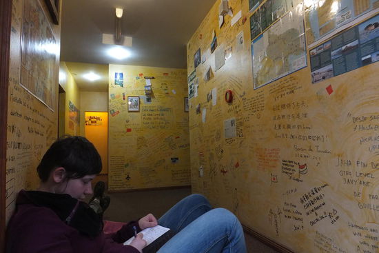 Julia am Tagebuch schreiben im Hostelflur