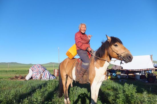 diese Omi ist besonders taff: lebt sie in der Einöde komplett alleine mit ihren Tieren