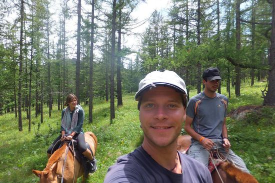 Projekt 2: dem Pferd klarmachen, nicht zu nah an den ausstehemden Ästen zu reiten - gescheitert!