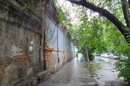 hier fühlt man sich noch wie zu Zeiten der Sowjetunion  :
Uralte Autos, alte Strassen und alte Häuser!
Für uns aber super anzuschauen!