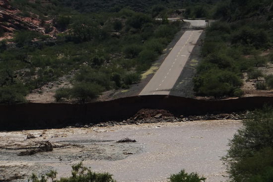 wir waren zwar 120h im Bus, aber Argentinien hat echt gute Strassen - so wie die hier 