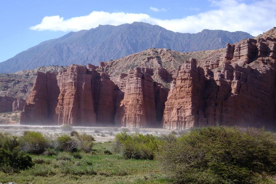 natürliche Tempel über dem Fluss