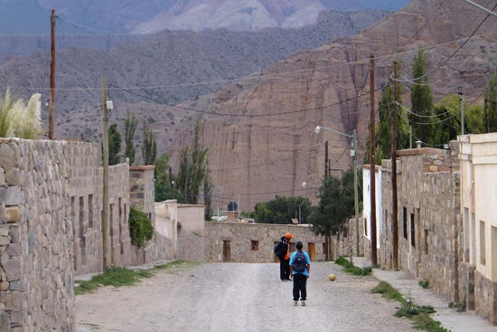 5 Stunden vor der bolivianischen Grenze merkt man bereits den Übergang des Tieflandes ins Andenhochland - das Dorf Tilcara liegt bereits auf 2500m...