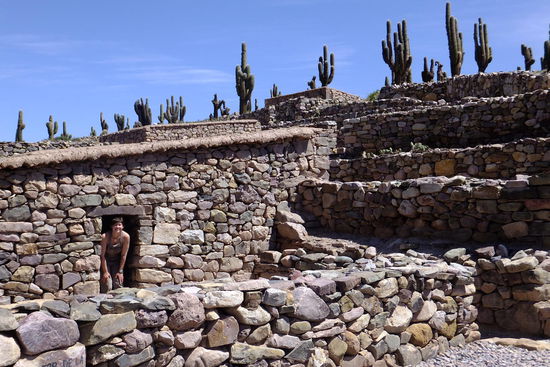 auch im Umland haben wir uns rekonstruierte Ruinen der damaligen befestigten Stadt aus dem 11.-15. Jh. angeschaut...