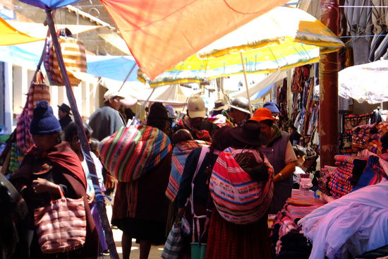 Viele Leute tragen traditionelle Kleidung...