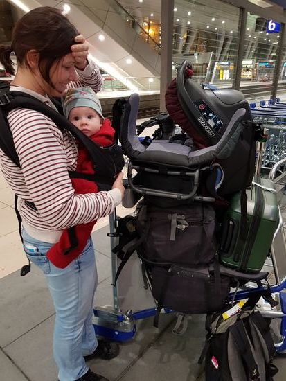 Mit 2 großen Backpacks, 1 Baby-Carry-Rucksack, 1 Rollkoffer, 1 Maxi-Cosi, 1 Daypack... ... Ah und einem Baby natürlich geht's on Tour