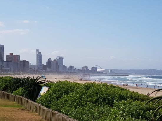 Blick von der "Water World" auf den Stadtstrand - in dem Wasserpark werden Männer zu Kindern, und Timo machte Riesenrutschen-all-you-can 