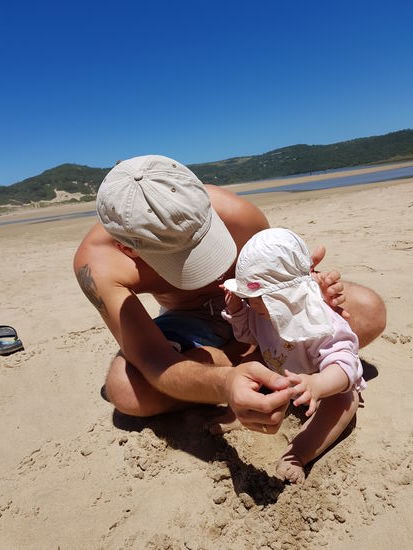 Im Sand haben eben Groß und Klein Spaß.....