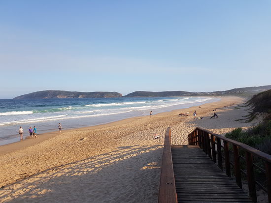 Was uns besonders gut gefällt ist, dass der Strand hier (wie auch in Chintsa) nicht zugebaut ist, sondern die ein- bis zweigeschossigen Häuser erst nach einem Streifen Natur beginnen 