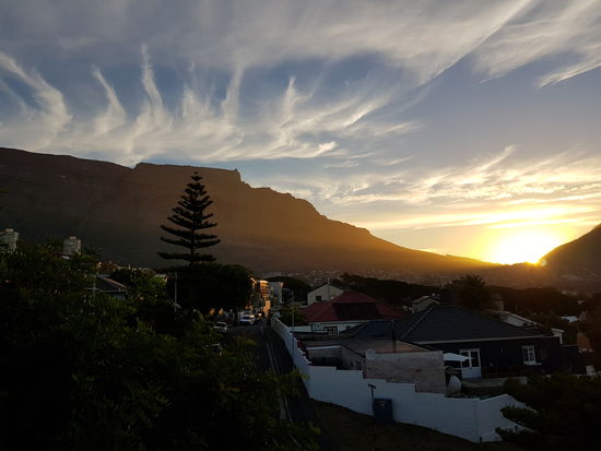 Sonnenuntergang vom Balkon unserer ersten Unterkunft in Kapstadt mit Blick auf den Tafelberg..
.. mehr von Kapstadt beim nächsten Mal 