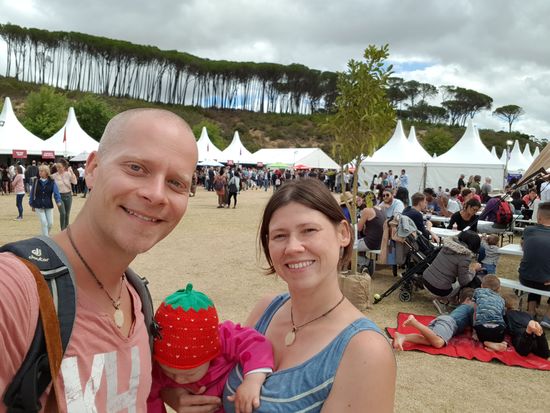 Ein Weinfest ist hier eher ein Festival, mit Eintritt und großer Bühne mit Live-Musik etc 