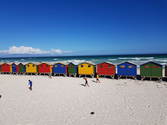 Unsere zweite Location in Kapstadt am Muizenberg Beach, das bekannt ist für seine bunten Strandhäuschen.